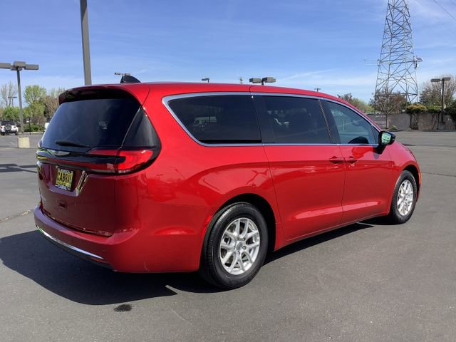 Used 2025 Chrysler Pacifica Select image 32