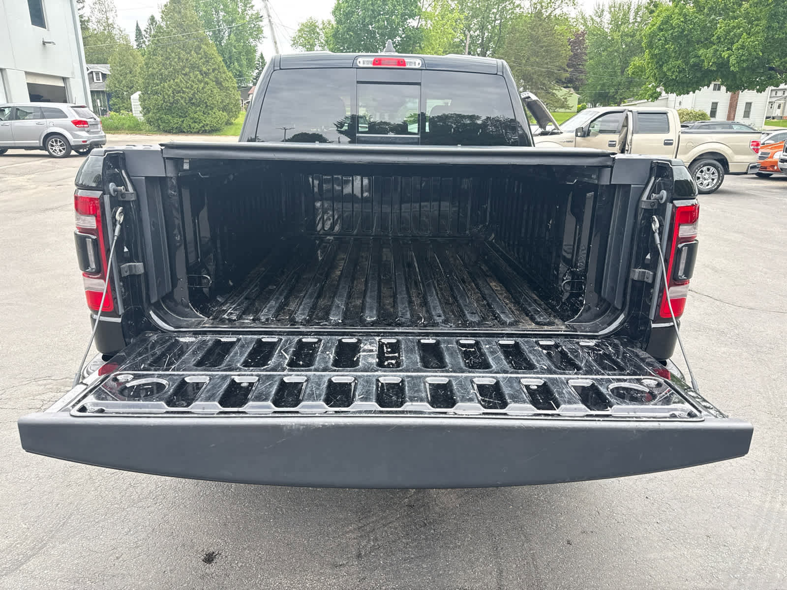 Used 2024 RAM 1500 Laramie AWD/4WD image 16