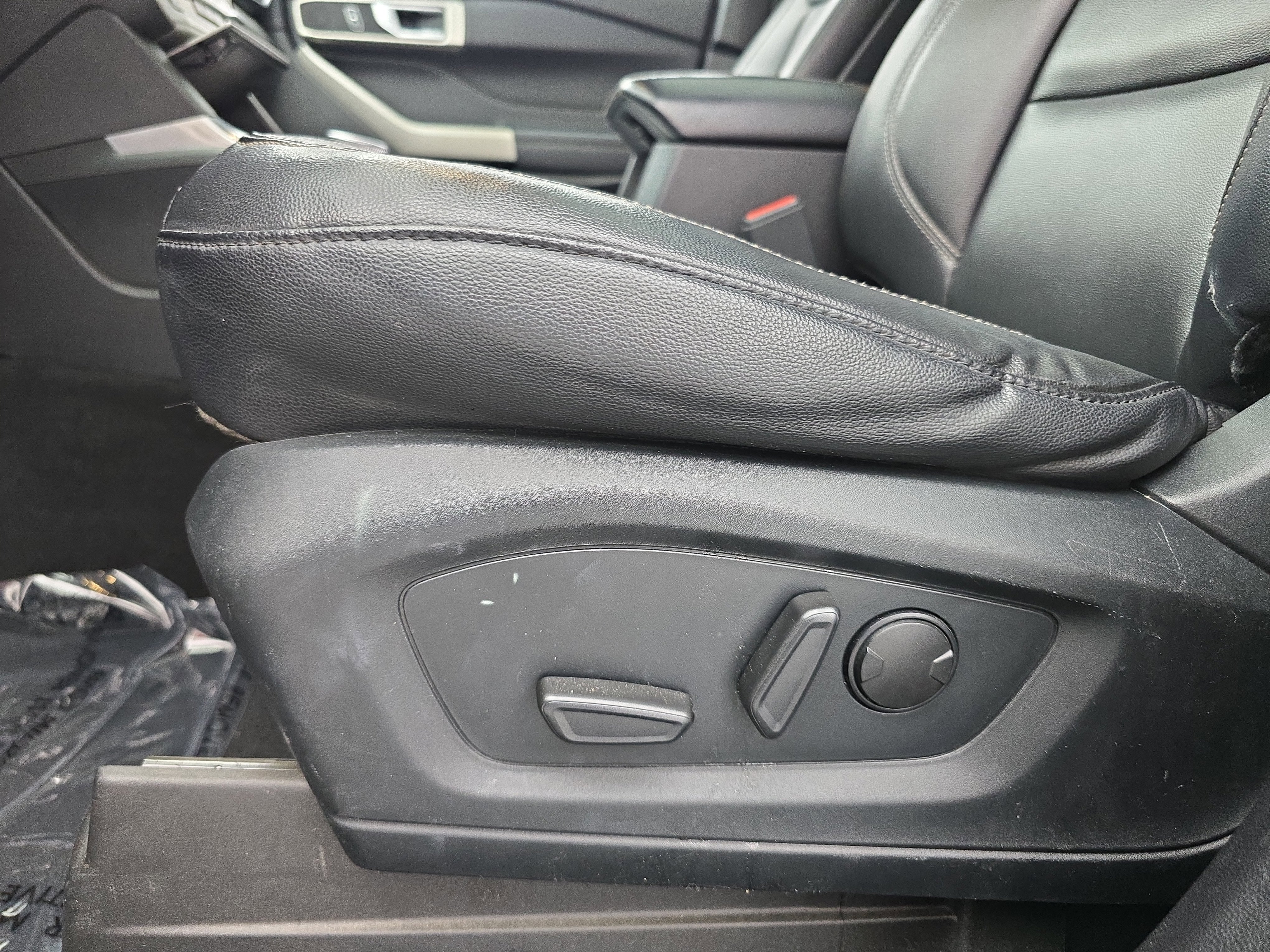 Used 2020 Ford Explorer XLT w/ Equipment Group 202A image 30