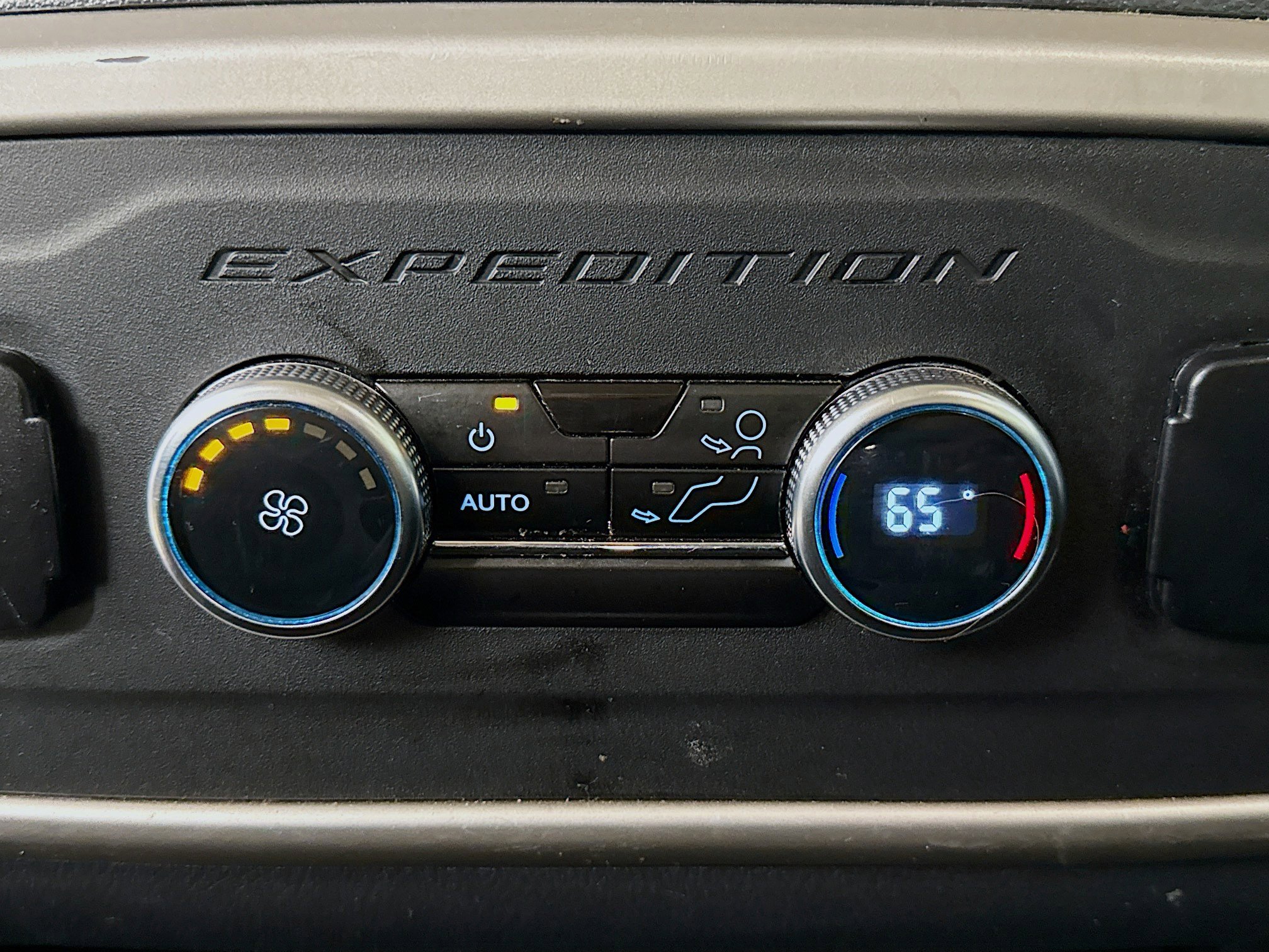 Used 2024 Ford Expedition XLT image 30