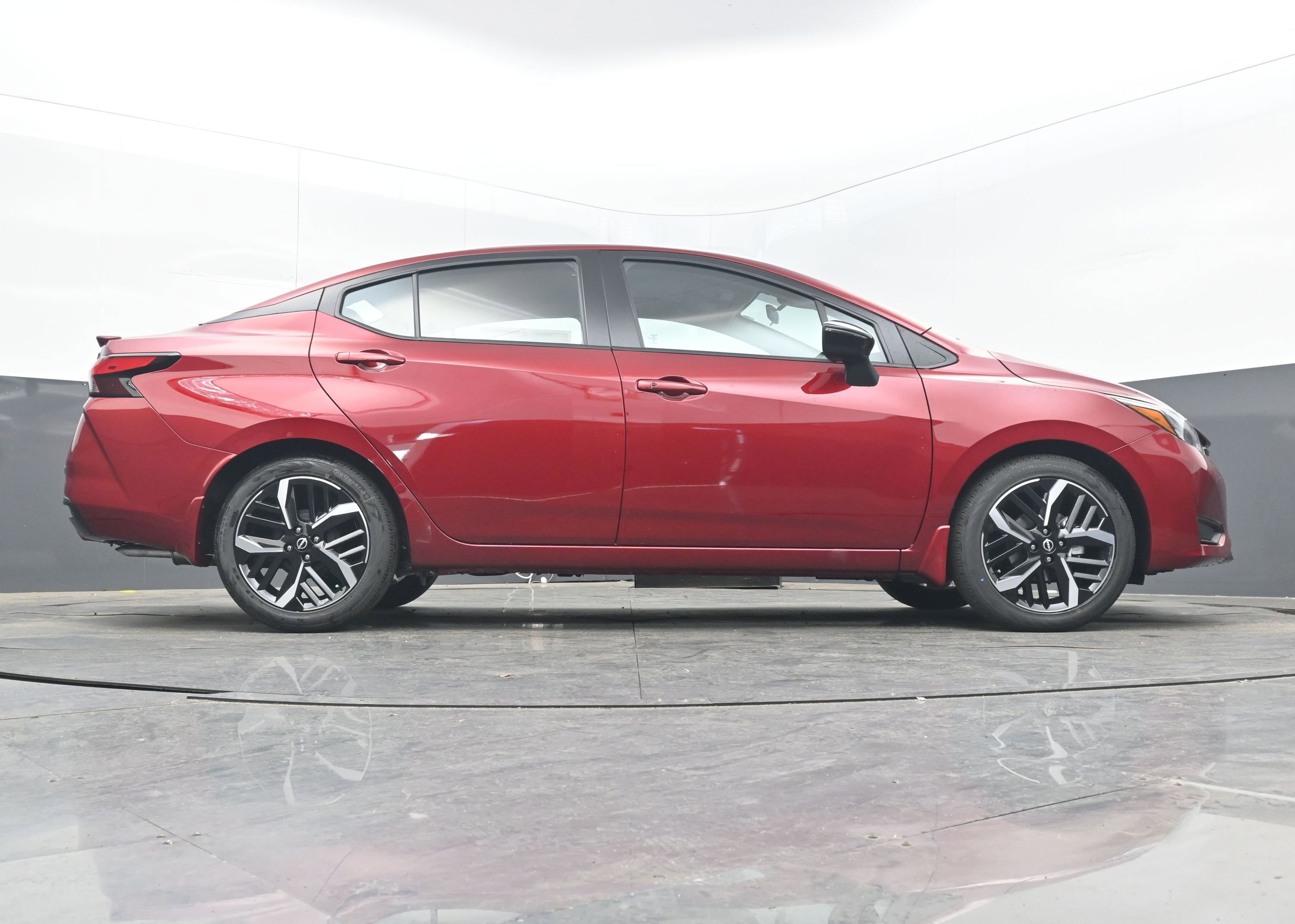 New 2025 Nissan Versa SR w/ Trunk Package image 28