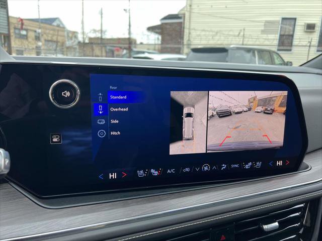 Used 2025 Chevrolet Suburban Premier image 32