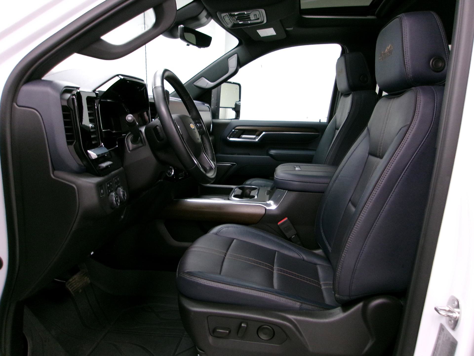 Certified 2024 Chevrolet Silverado 2500 High Country w/ Technology Package image 9