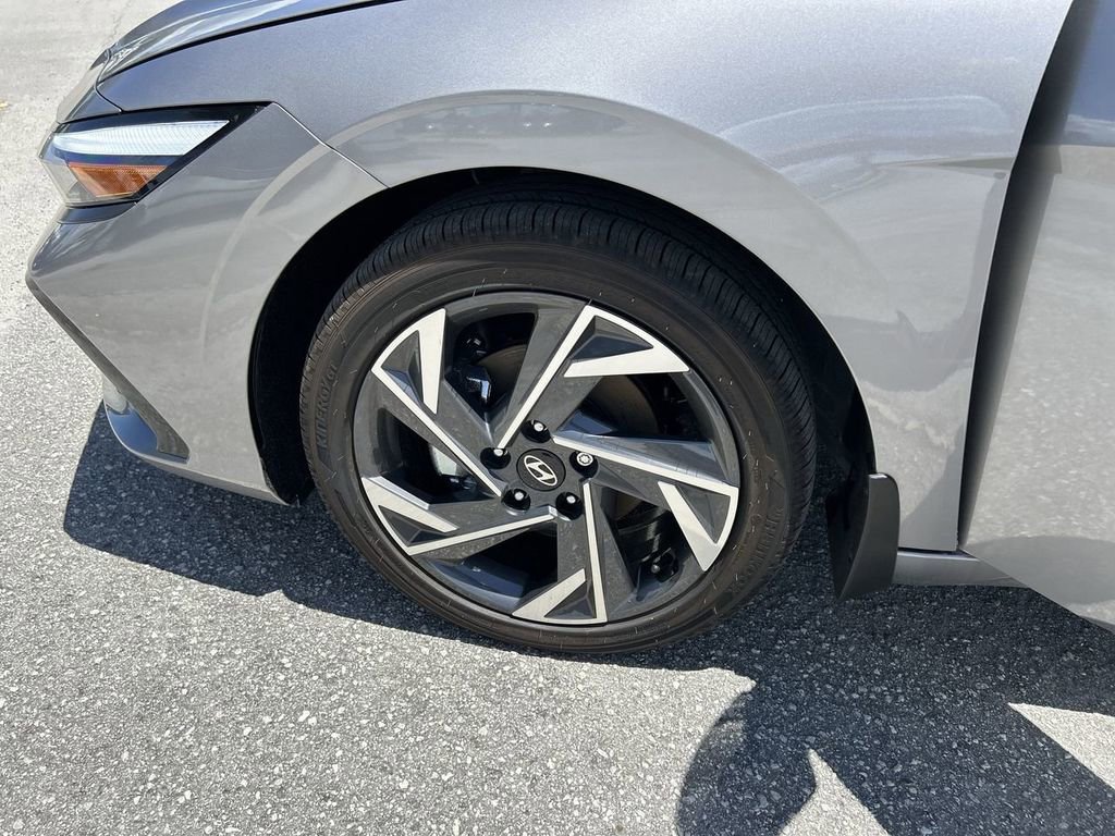 New 2025 Hyundai Elantra Limited image 33