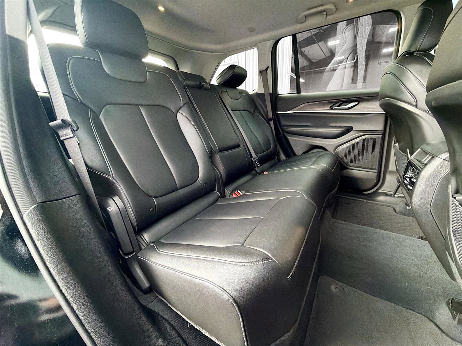 Used 2023 Jeep Grand Cherokee Limited image 28