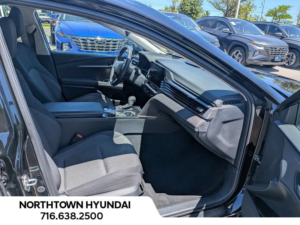 Used 2025 Toyota Camry LE AWD/4WD image 32