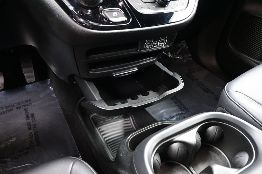 Used 2025 Chrysler Pacifica Select FWD image 32