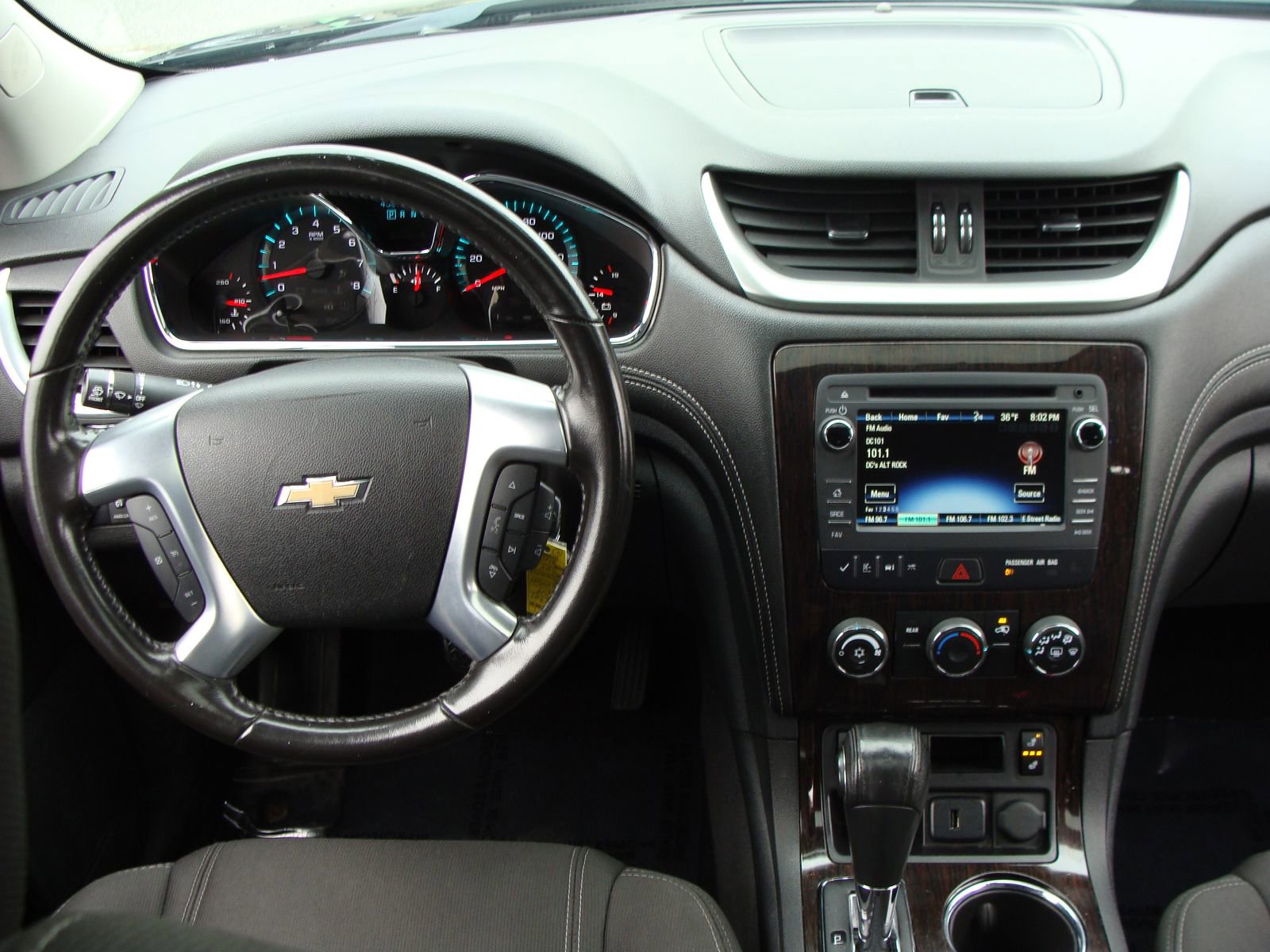 Used 2017 Chevrolet Traverse LT w/ Style and Technology Package image 13