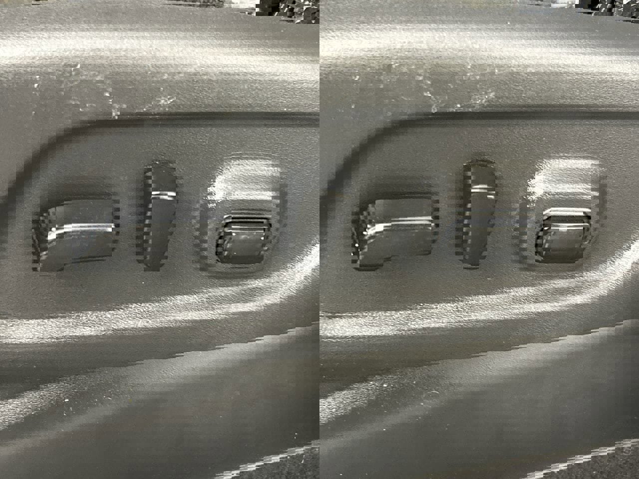 Used 2016 Nissan Titan SV image 19