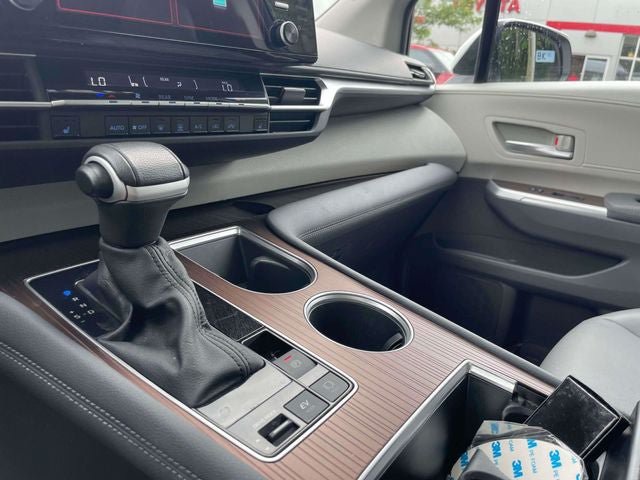 Certified 2024 Toyota Sienna XLE FWD image 32