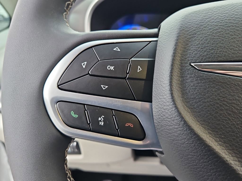 Used 2022 Chrysler Pacifica Touring-L image 25