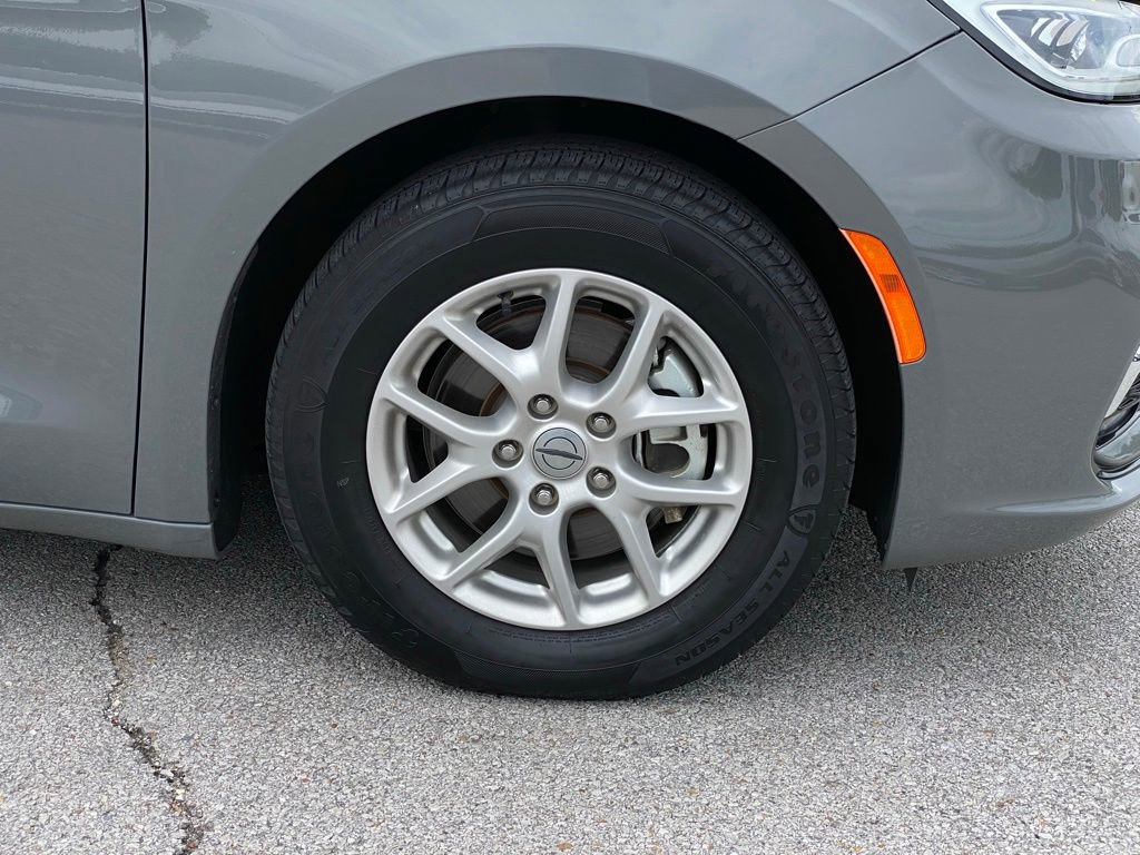 Used 2023 Chrysler Pacifica Touring-L FWD image 30