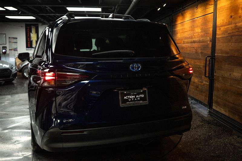 Used 2025 Toyota Sienna XLE w/ XLE Plus Package image 6