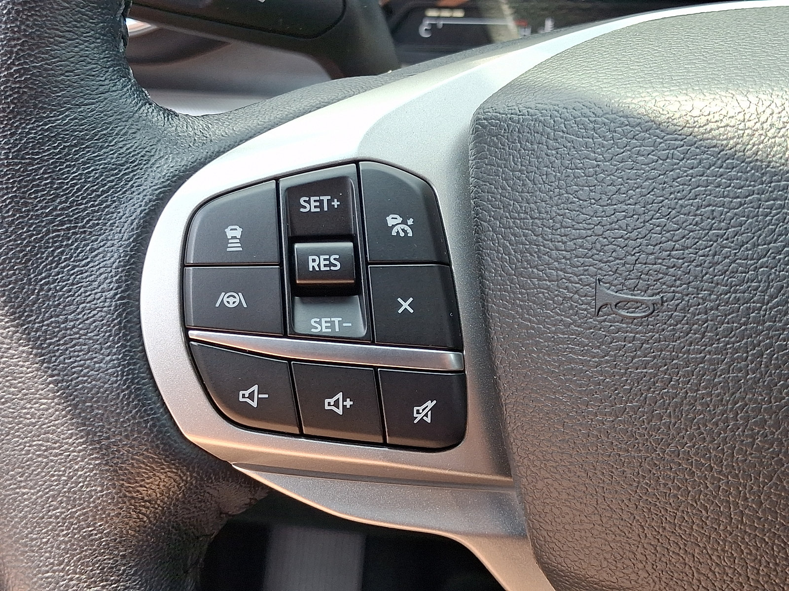Certified 2023 Ford Explorer XLT w/ Equipment Group 202A AWD/4WD image 25