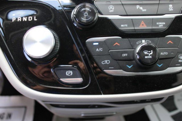 Used 2018 Chrysler Pacifica Touring-L Plus w/ Tire & Wheel Group image 27