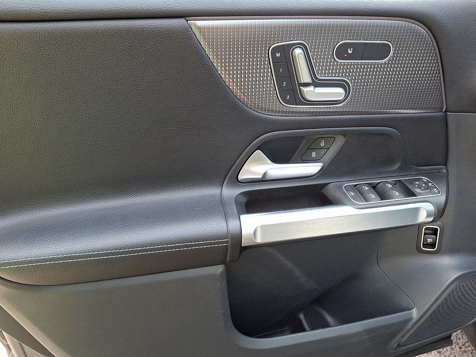 Used 2022 Mercedes-Benz GLB 250 4MATIC image 9
