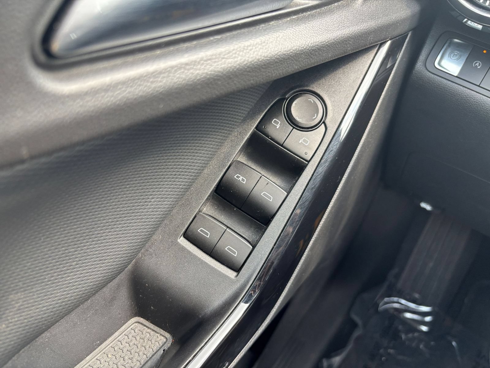 Used 2025 Chevrolet Equinox LT FWD image 18