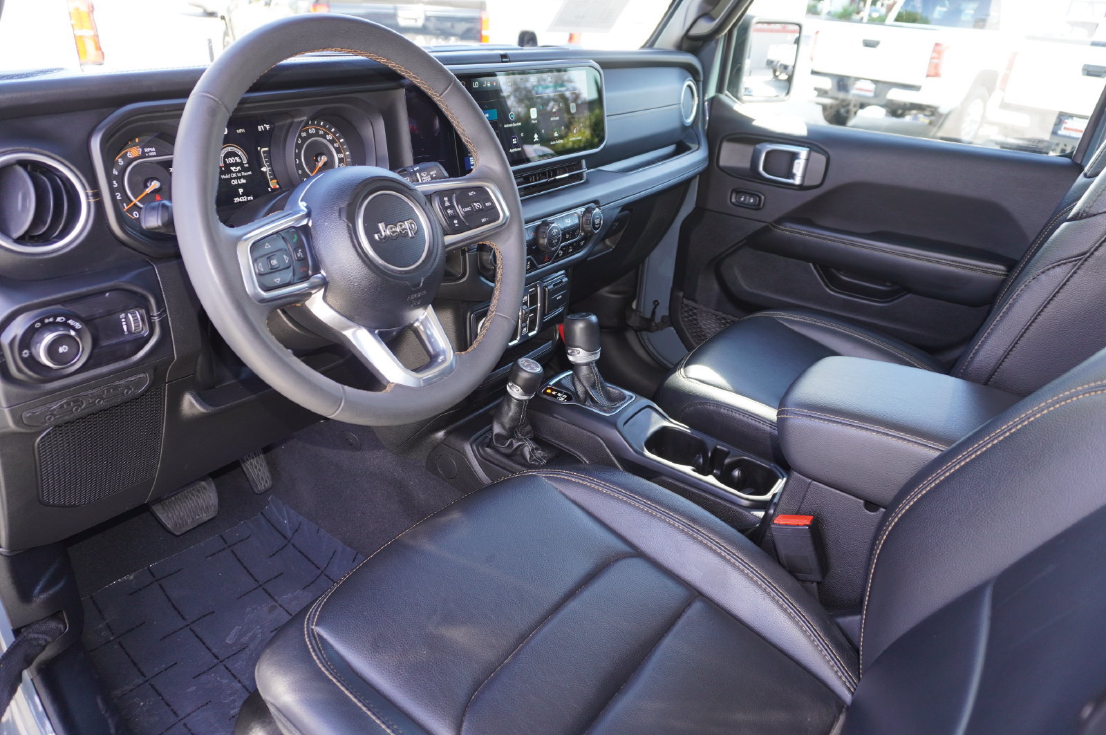 Used 2024 Jeep Wrangler Unlimited Sahara w/ Technology Group AWD/4WD image 11