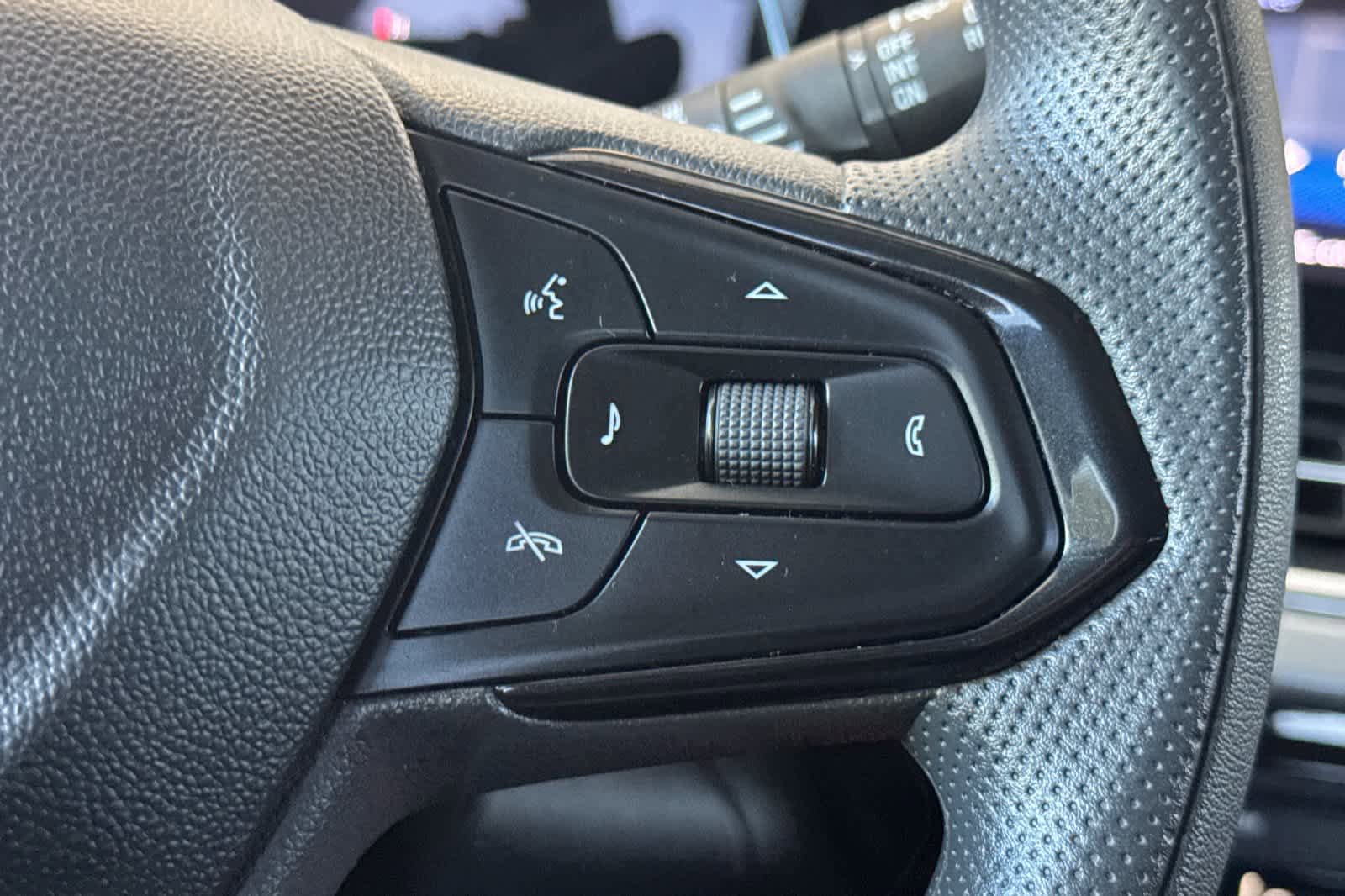 Used 2025 Chevrolet Trax LT FWD image 25