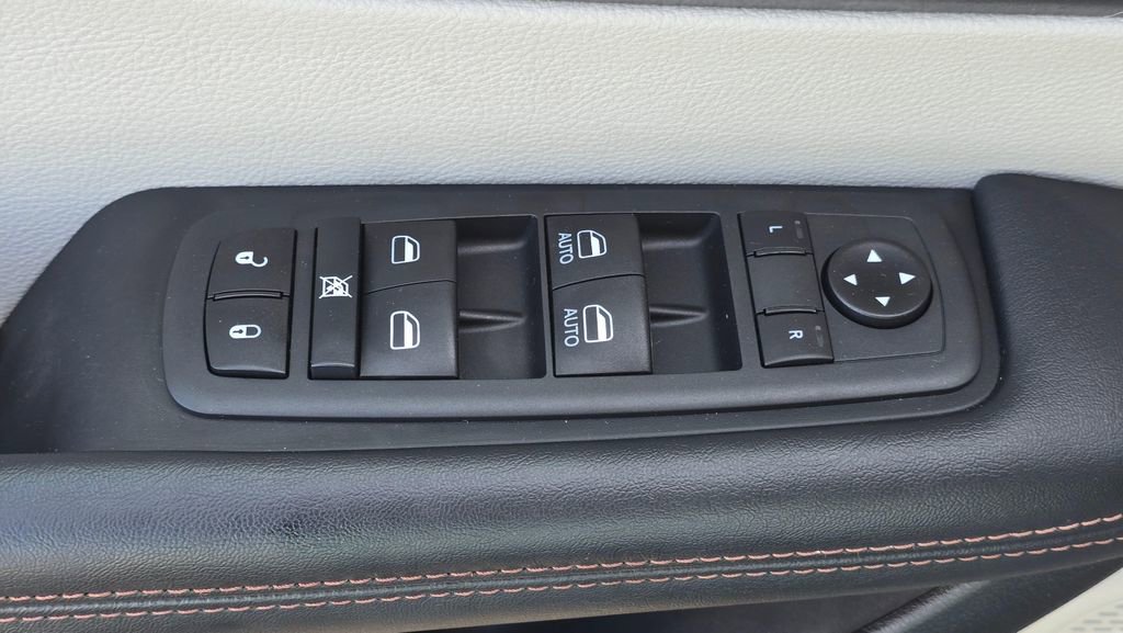 Used 2020 Chrysler Pacifica Touring-L image 23