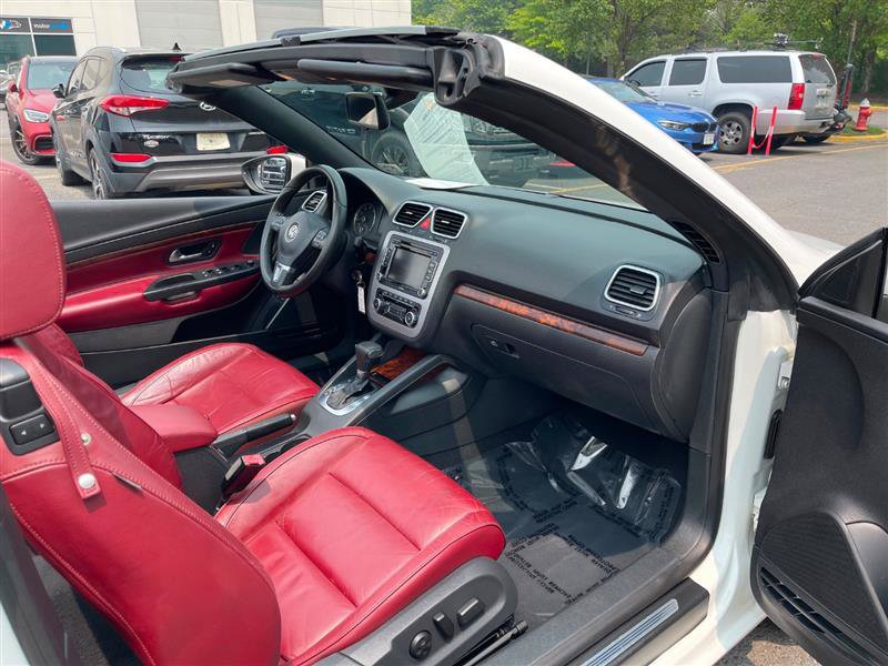 Used 2011 Volkswagen Eos Lux FWD image 21