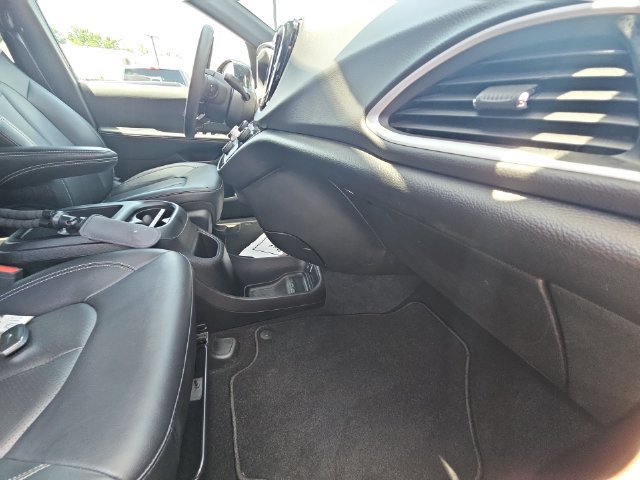 Used 2025 Chrysler Pacifica Select FWD image 31