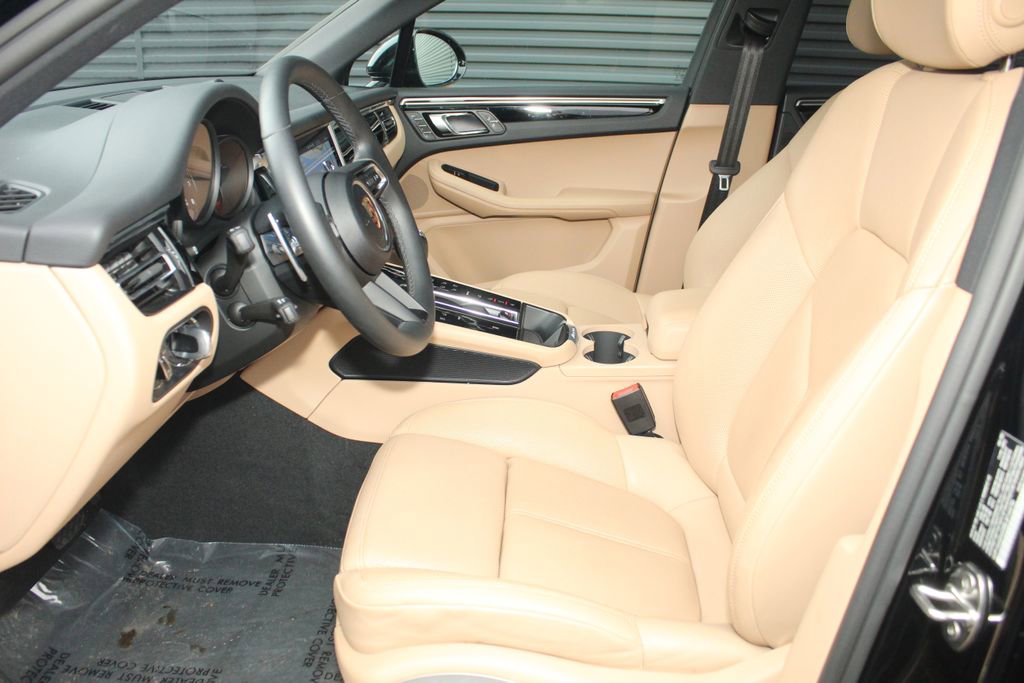 Certified 2025 Porsche Macan image 5