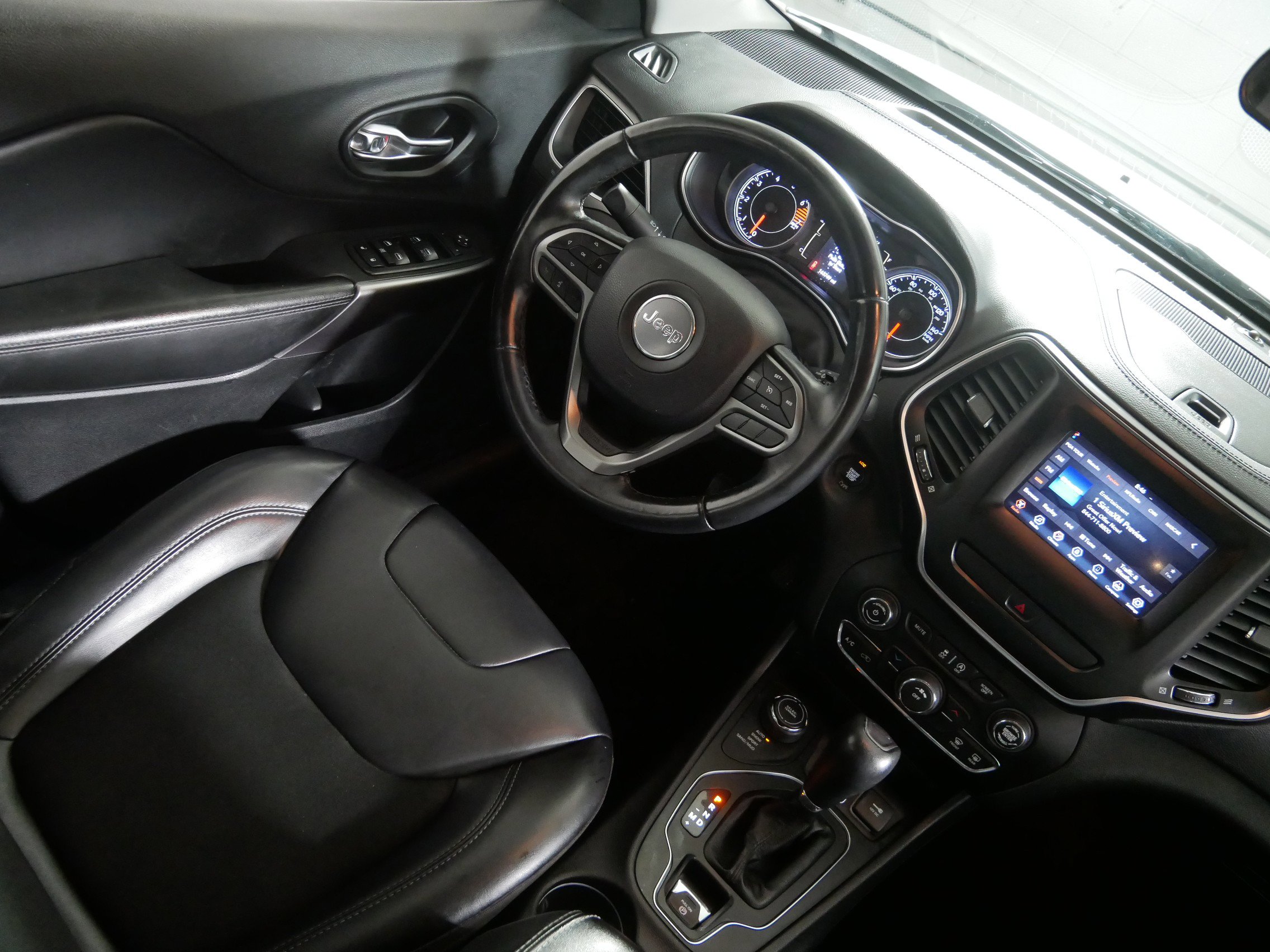 Used 2019 Jeep Cherokee Latitude Plus image 9