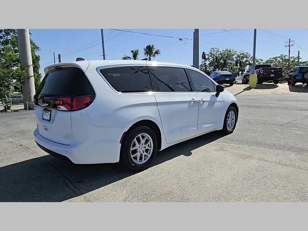 Used 2025 Chrysler Voyager LX image 32
