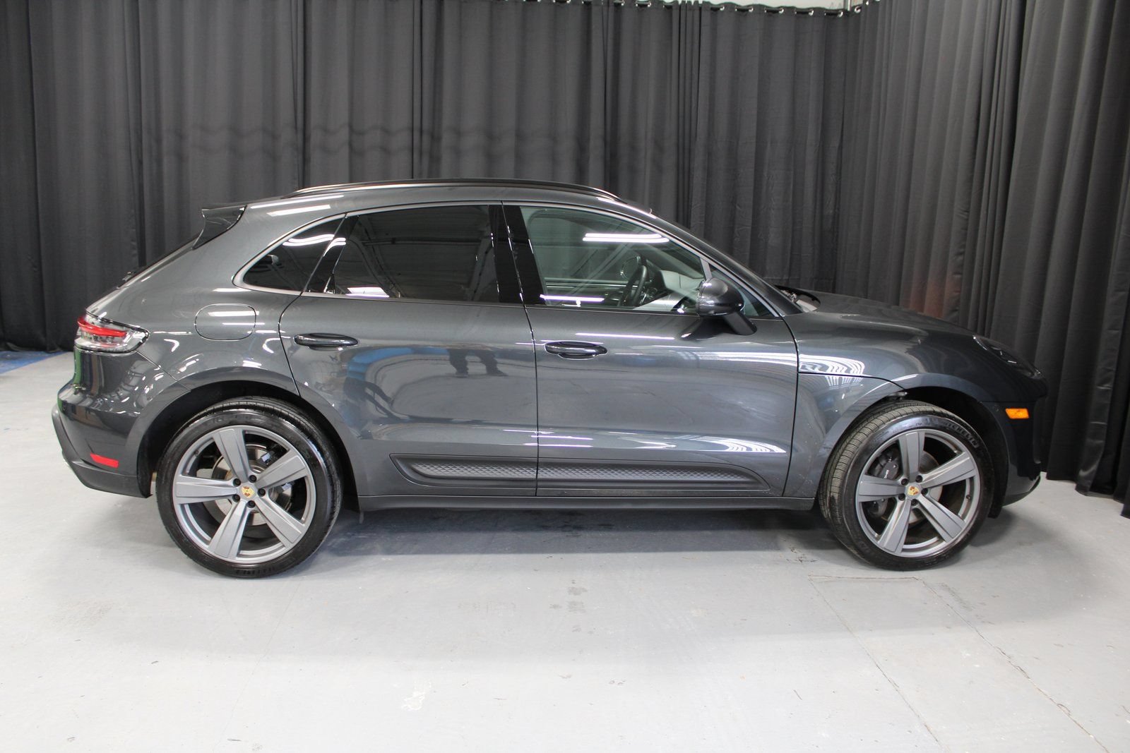 Certified 2025 Porsche Macan AWD/4WD image 11
