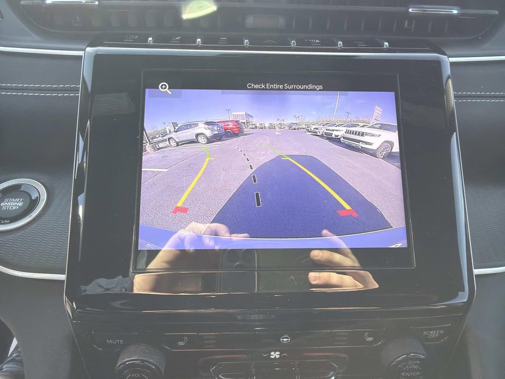 Used 2023 Jeep Grand Cherokee L Laredo image 34