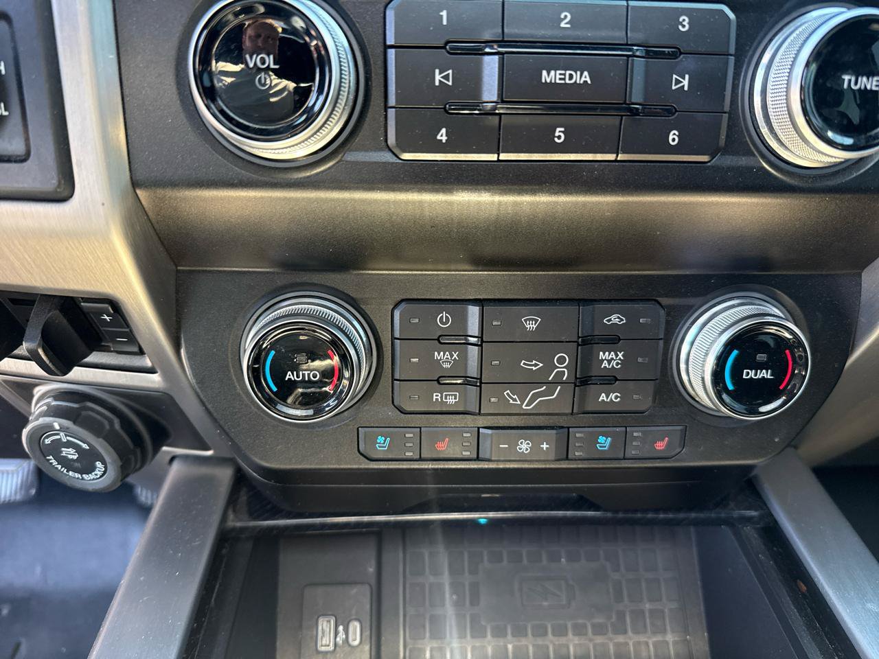 Used 2020 Ford F350 Platinum w/ FX4 Off-Road Package AWD/4WD image 17
