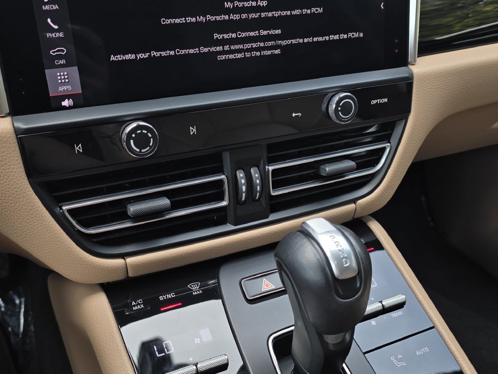 Certified 2024 Porsche Macan Turbo AWD/4WD image 17