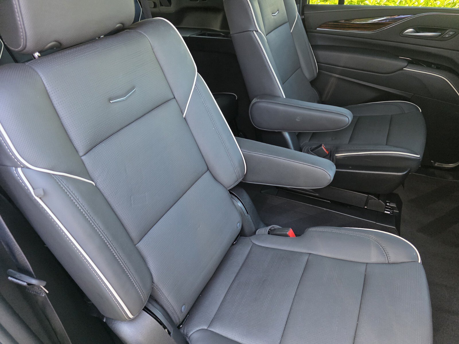 Used 2024 Cadillac Escalade ESV Premium Luxury w/ Performance Package AWD/4WD image 28