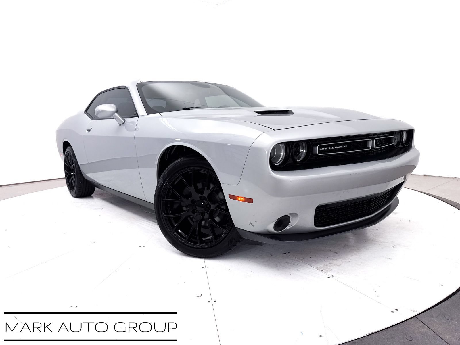 Used 2019 Dodge Challenger SXT RWD image 1
