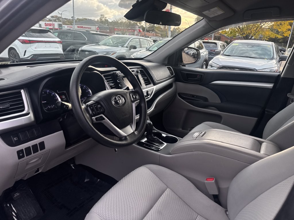 Used 2019 Toyota Highlander LE AWD/4WD image 14
