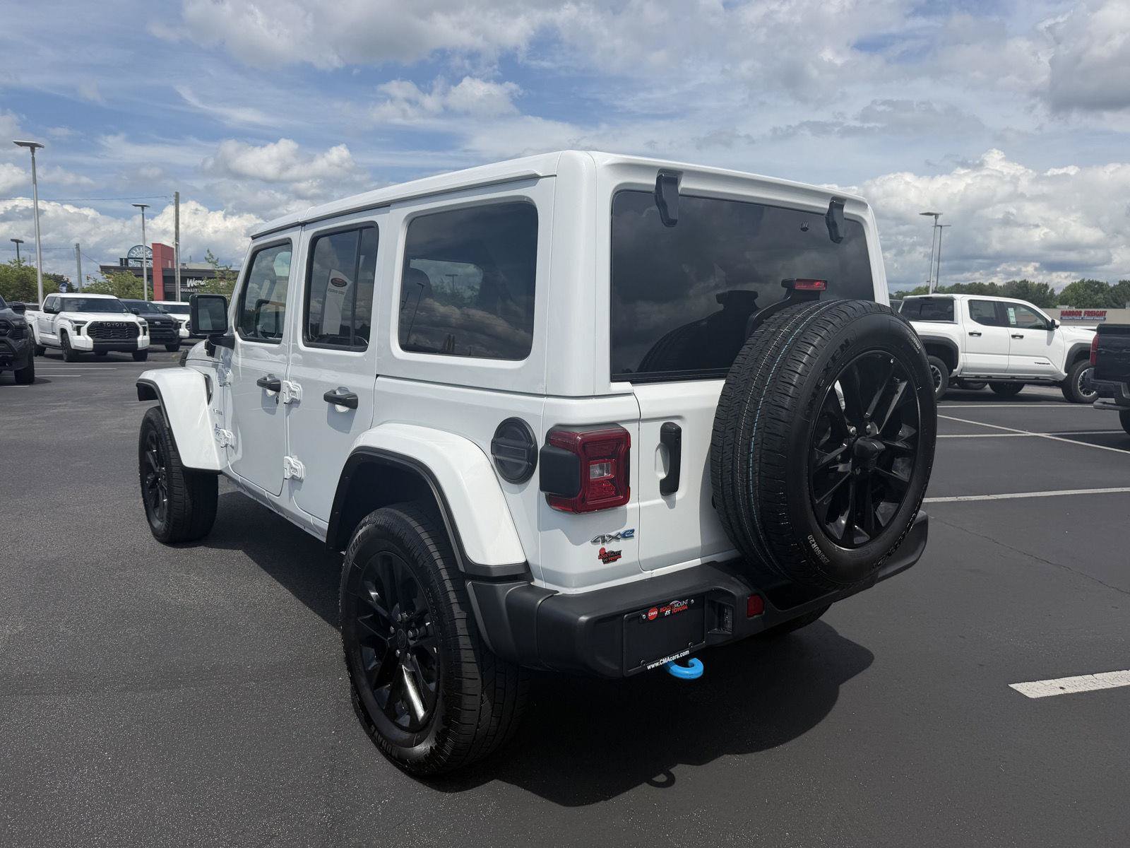 Used 2024 Jeep Wrangler Unlimited Sahara AWD/4WD image 5