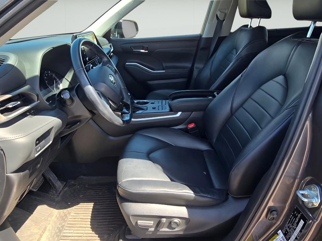 Used 2021 Toyota Highlander XLE AWD/4WD image 27