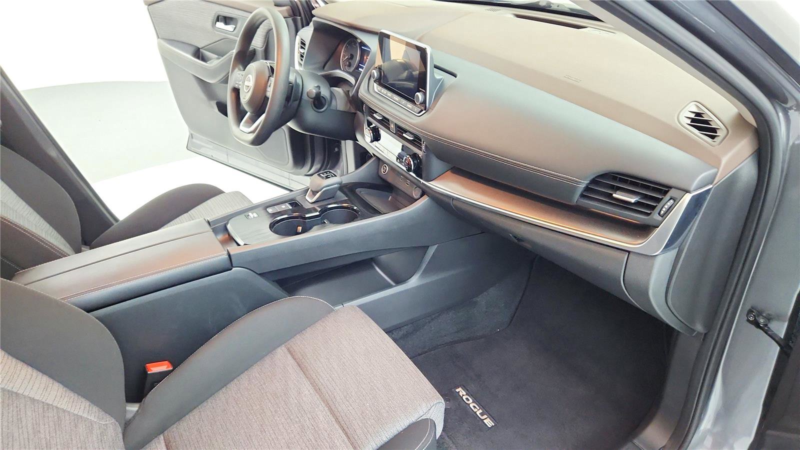 Used 2023 Nissan Rogue SV image 32