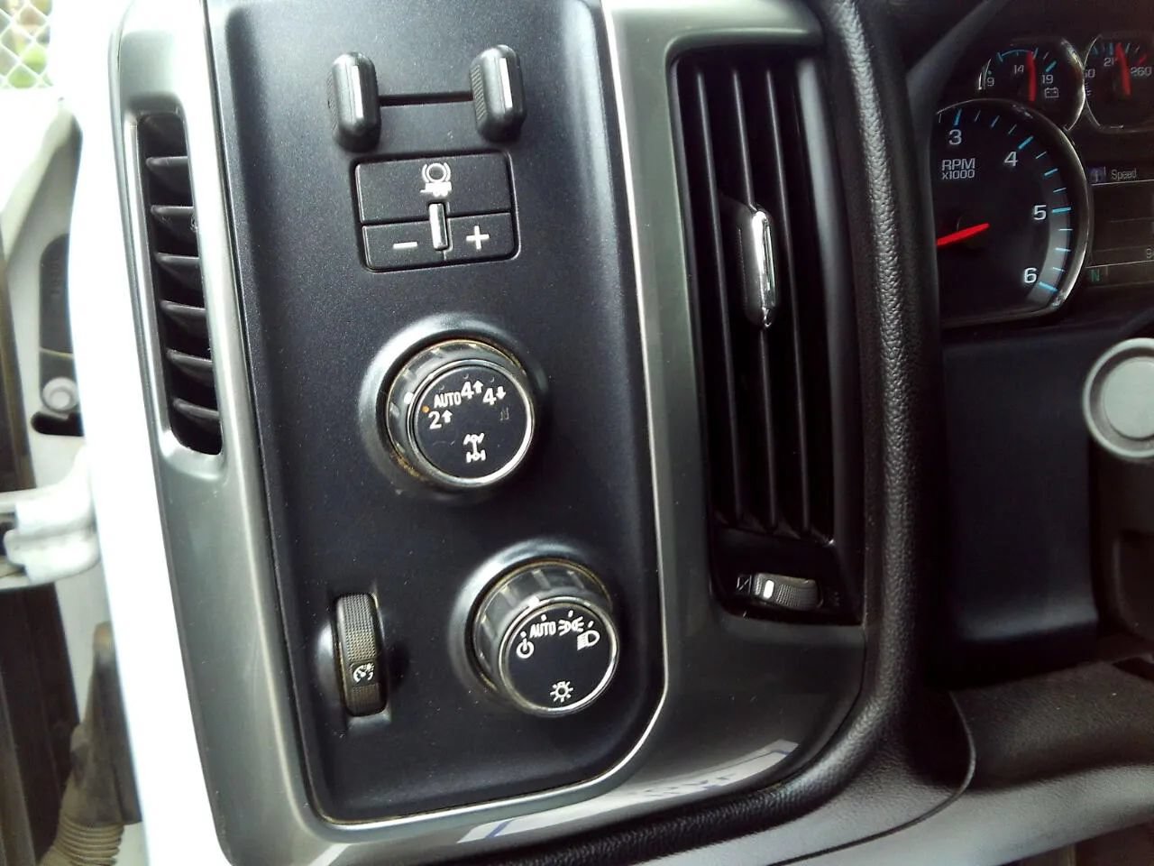 Used 2018 Chevrolet Silverado 1500 LT w/ Trailering Package AWD/4WD image 13