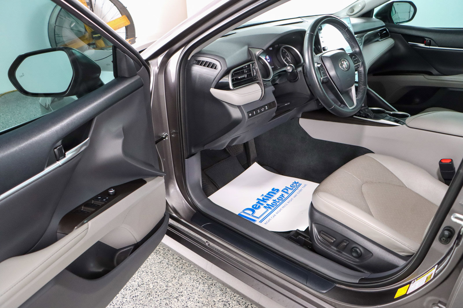 Used 2022 Toyota Camry XLE w/ Navigation Package image 3