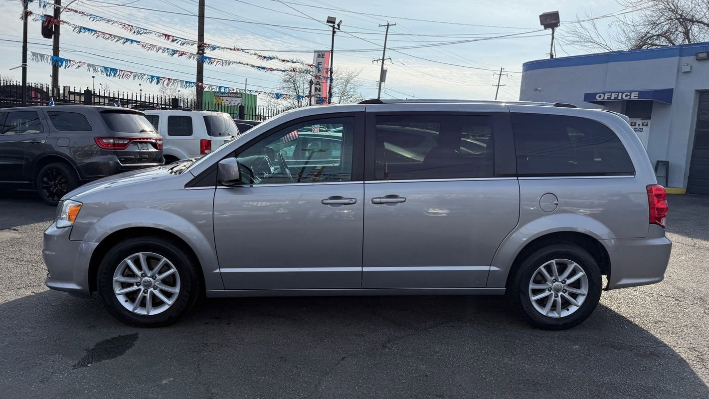Used 2018 Dodge Grand Caravan SXT FWD image 2