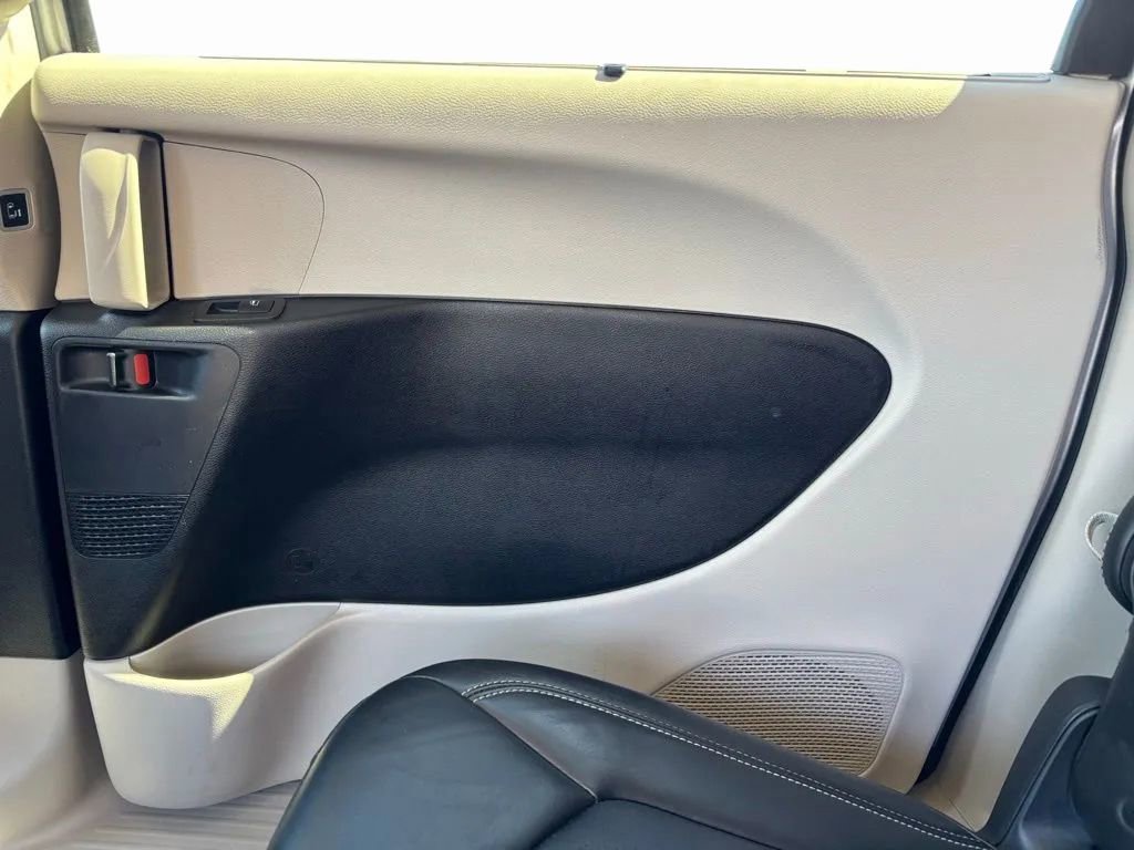 Used 2023 Chrysler Pacifica Touring-L image 22