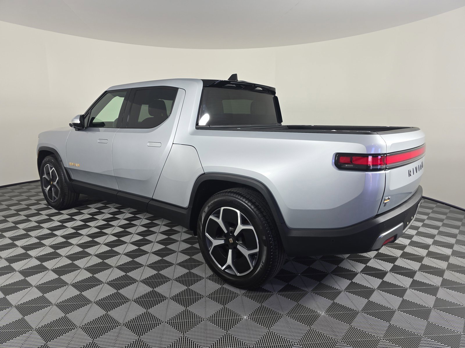 Used 2022 Rivian R1T Adventure AWD/4WD image 3