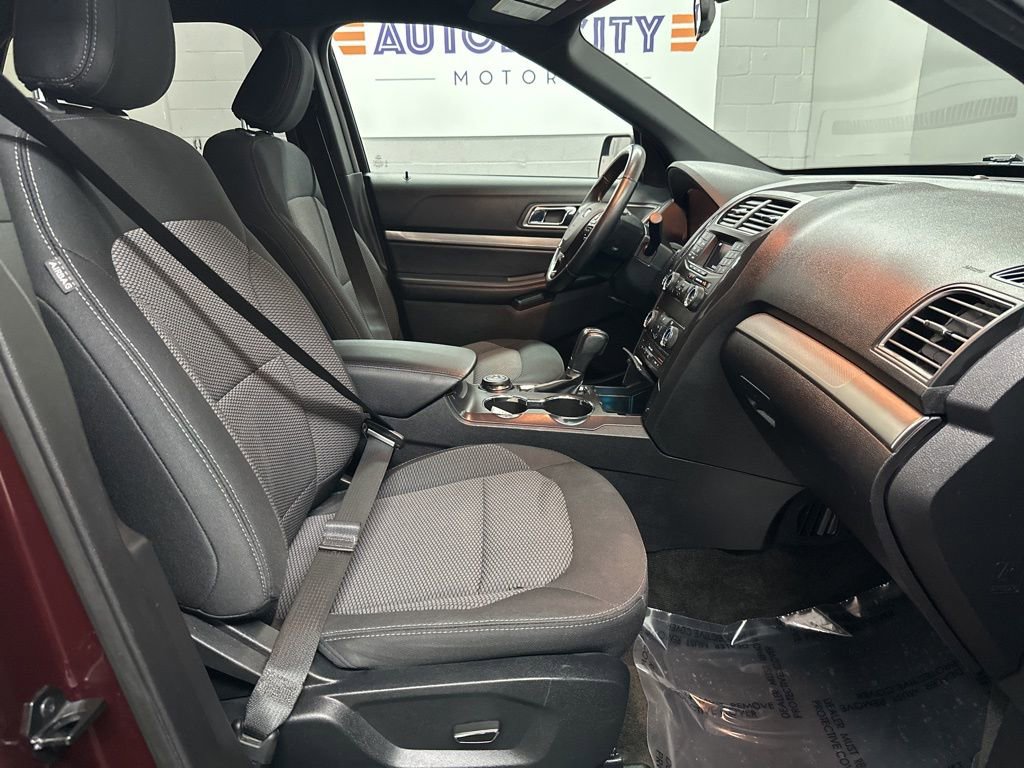 Used 2018 Ford Explorer XLT image 19