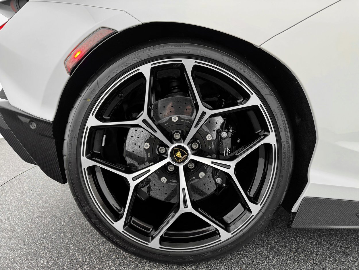 Used 2025 Lamborghini Revuelto image 30