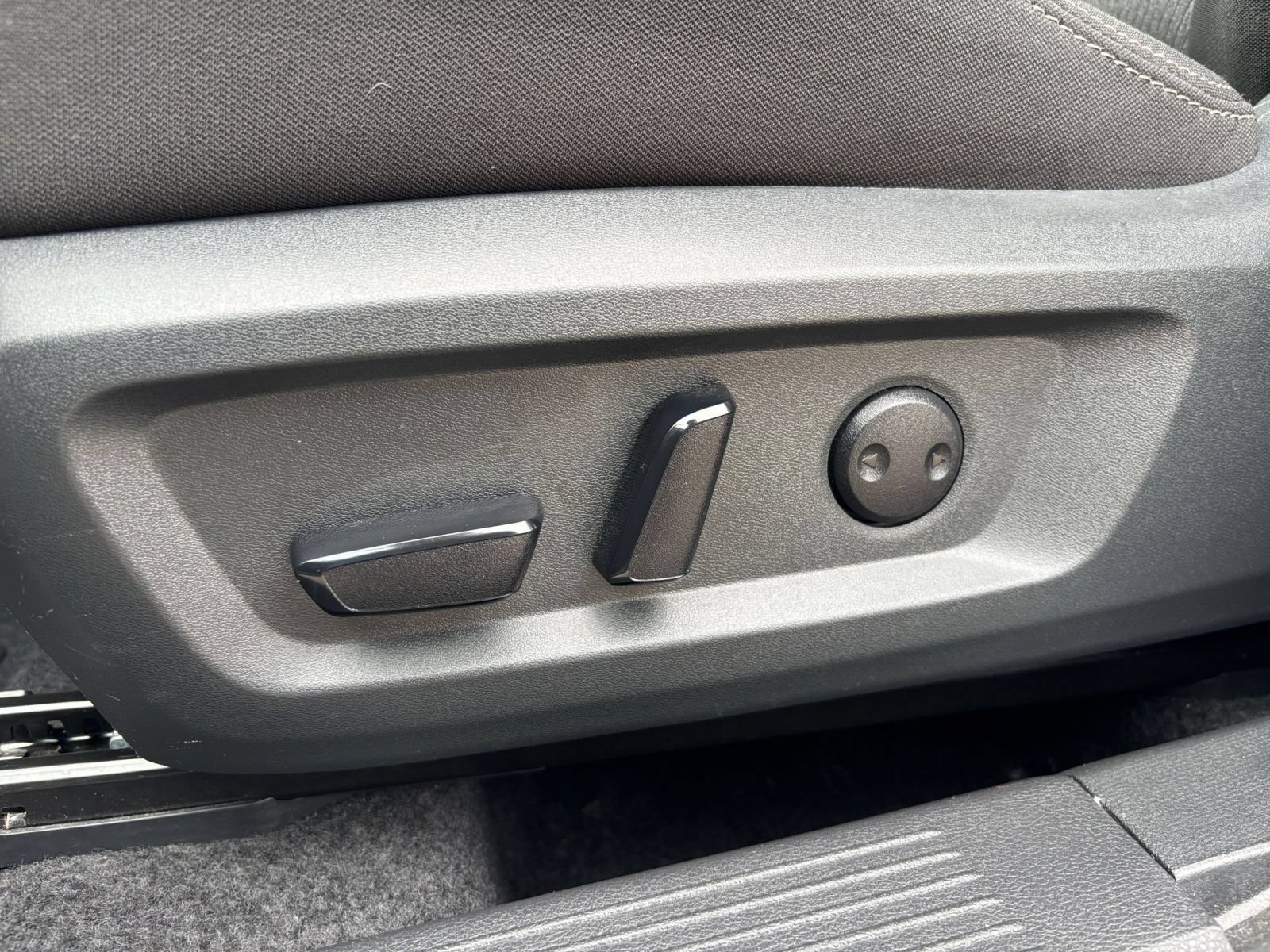 Used 2025 Nissan Rogue SV FWD image 22