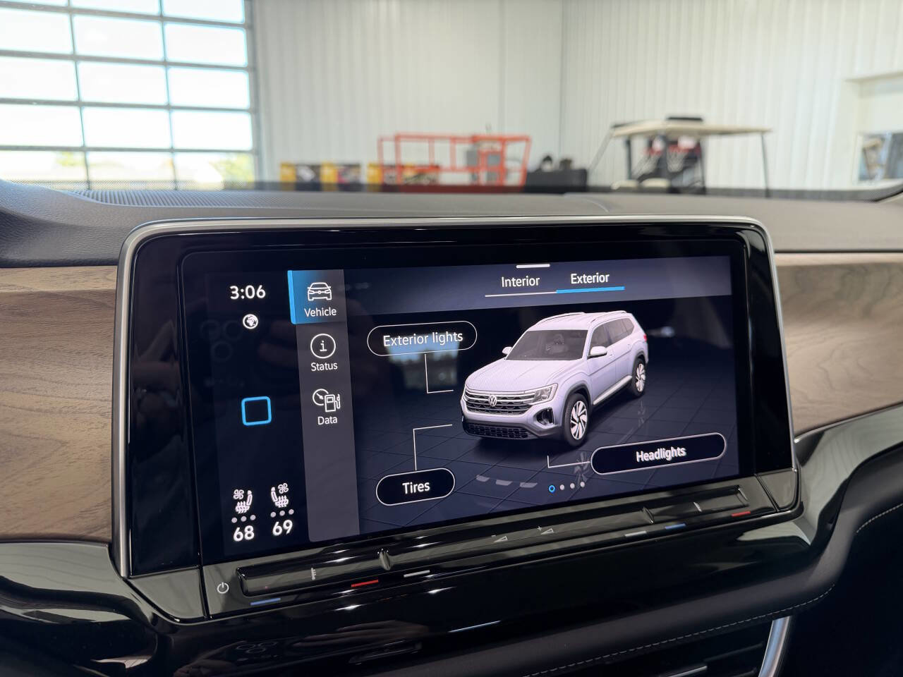 Used 2025 Volkswagen Atlas SE image 25