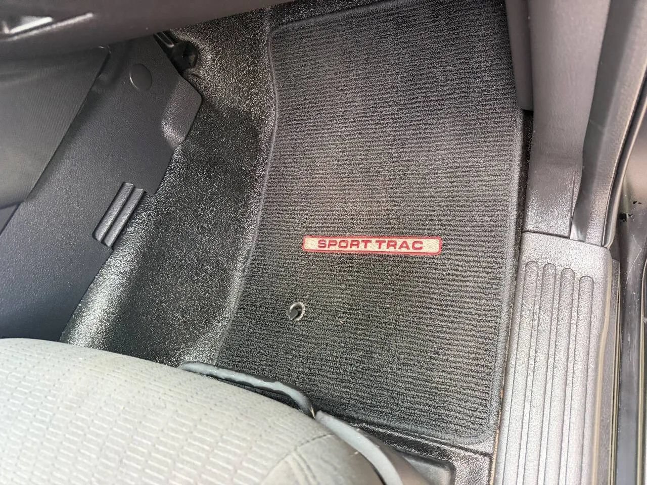 Used 2009 Ford Explorer Sport Trac XLT AWD/4WD image 32