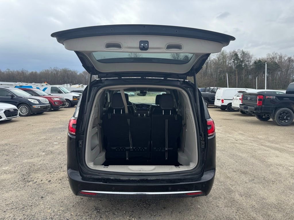 Used 2023 Chrysler Pacifica Touring-L image 10